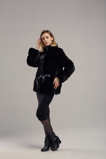 Стильная прямая шуба  из норки  с кожаным поясом и воротником стойкой